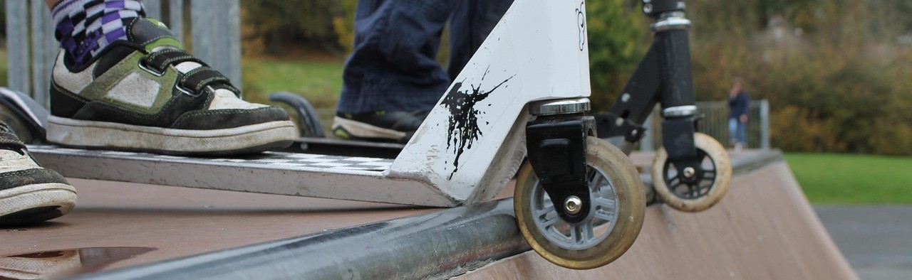 Dětské freestyle koloběžky v skateparku